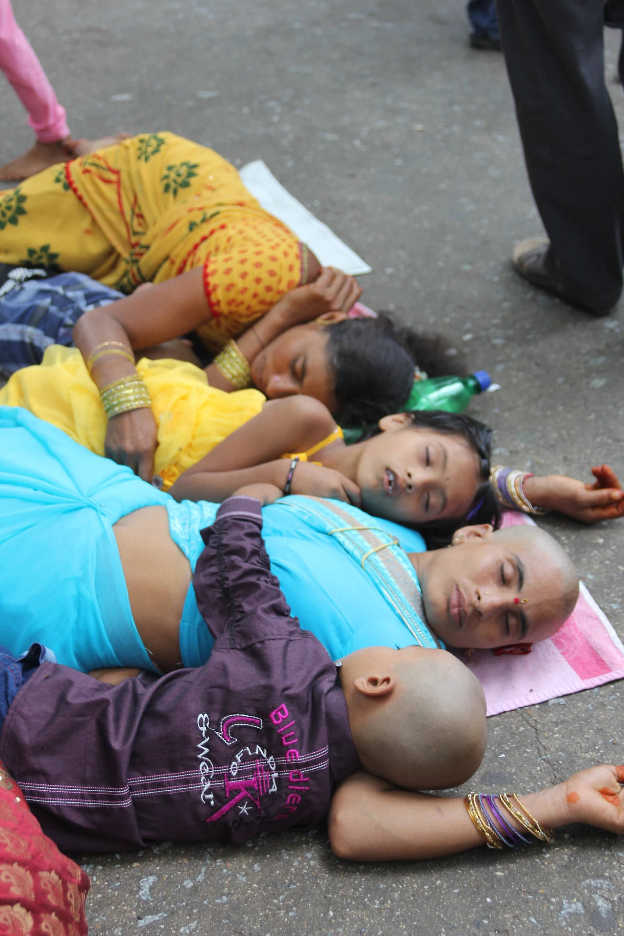 사원 앞에서 낮잠을 자고 있는 가족들.JPG