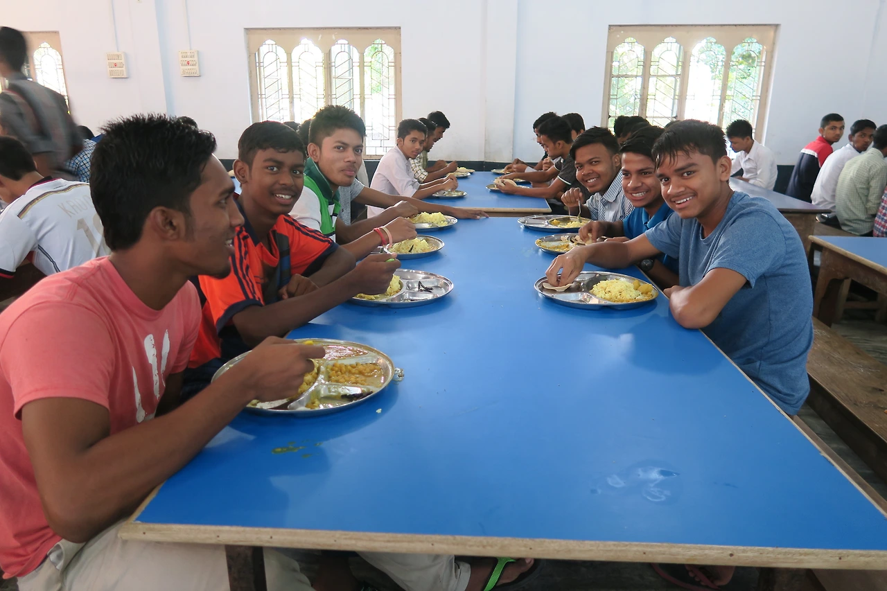 맛있게 아침식사를 하는 기숙사학생들.jpeg