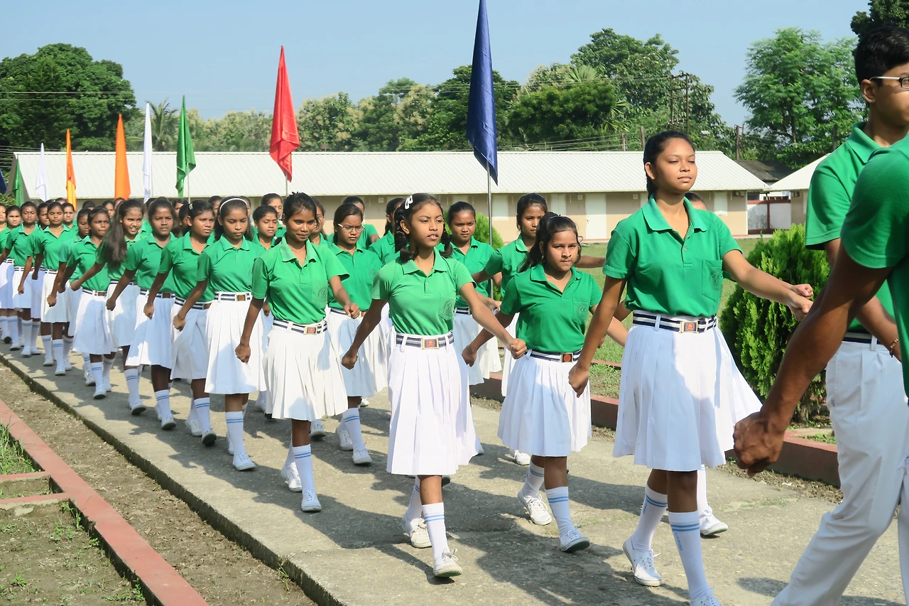 초록색 티를 입고 행진하는 모습.JPG