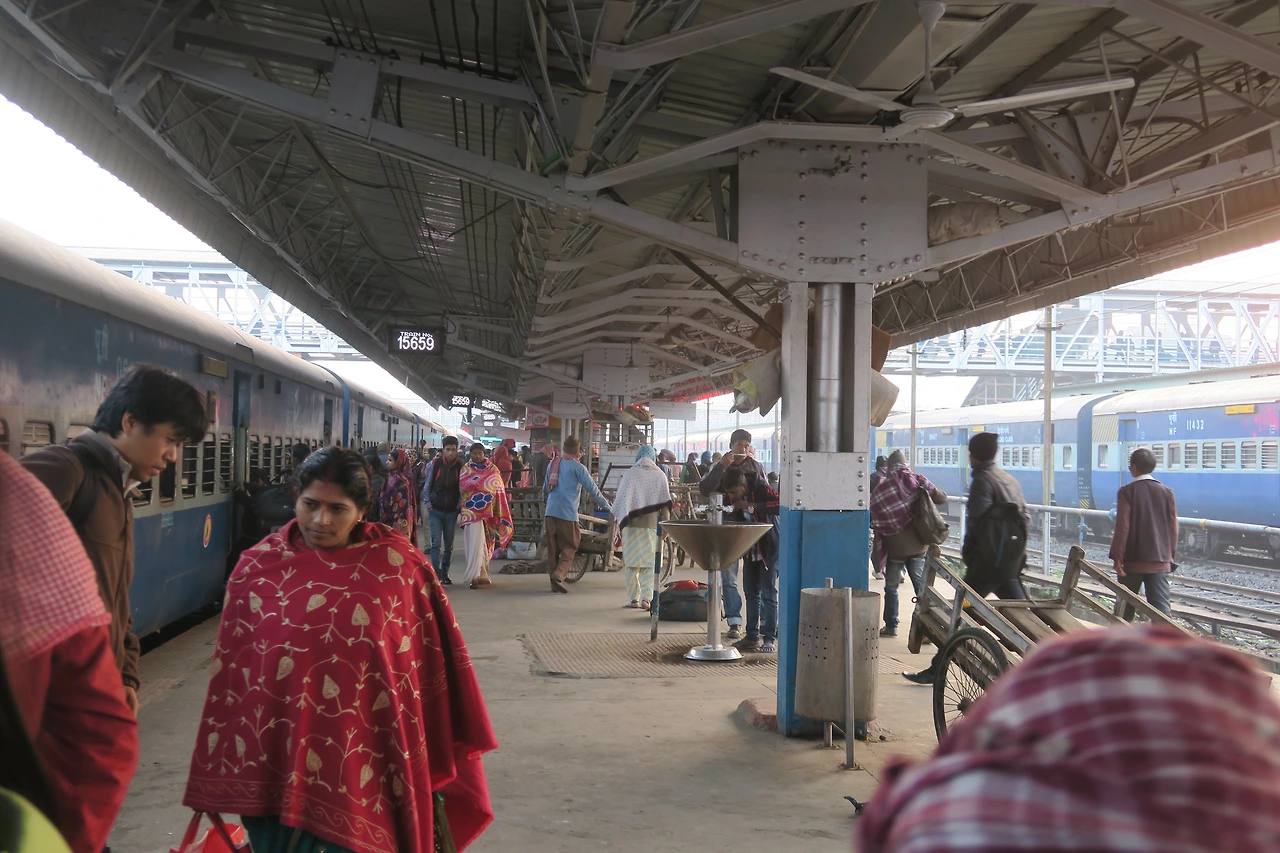 사진1 분주한 인도의 기차역 모습.JPG