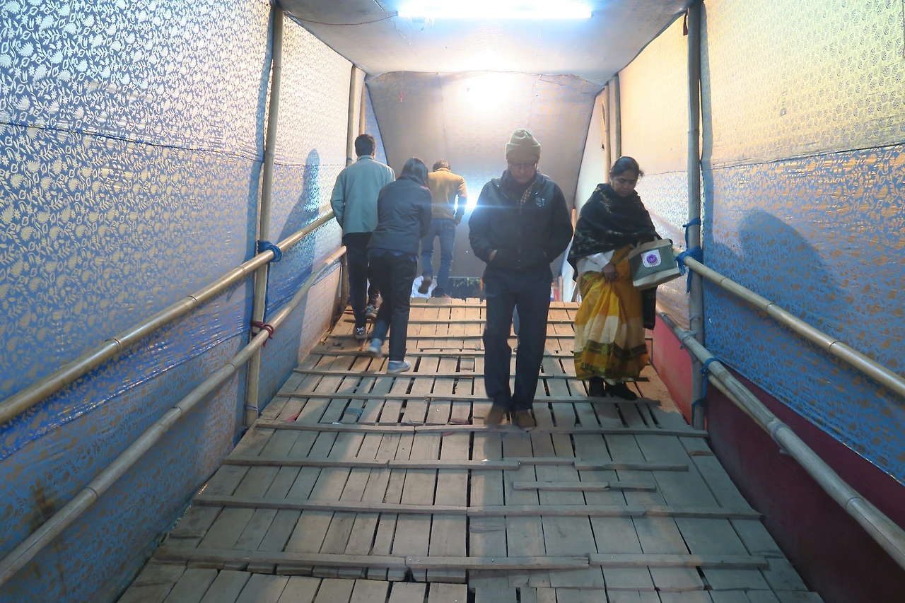 사진7- 나무 계단으로 연결 된 다른 멜라 시장.JPG