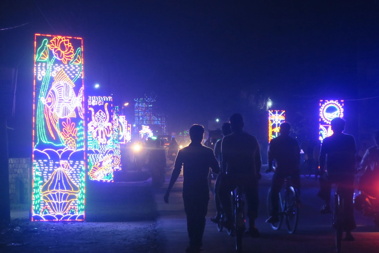 2.눈부신 축제길을 즐기는 사람들.JPG