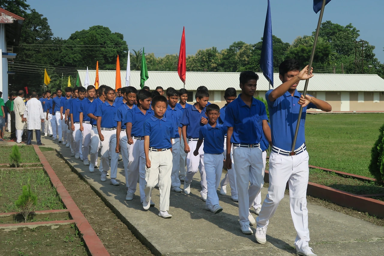 파란색 티를 입고 행진하는 모습.JPG