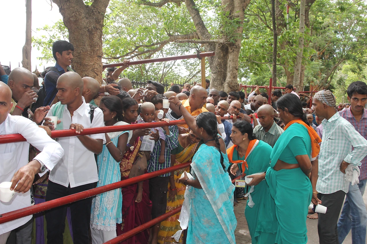 머리카락을 자르고 사원에 들어가기 위해 줄선 사람들.JPG