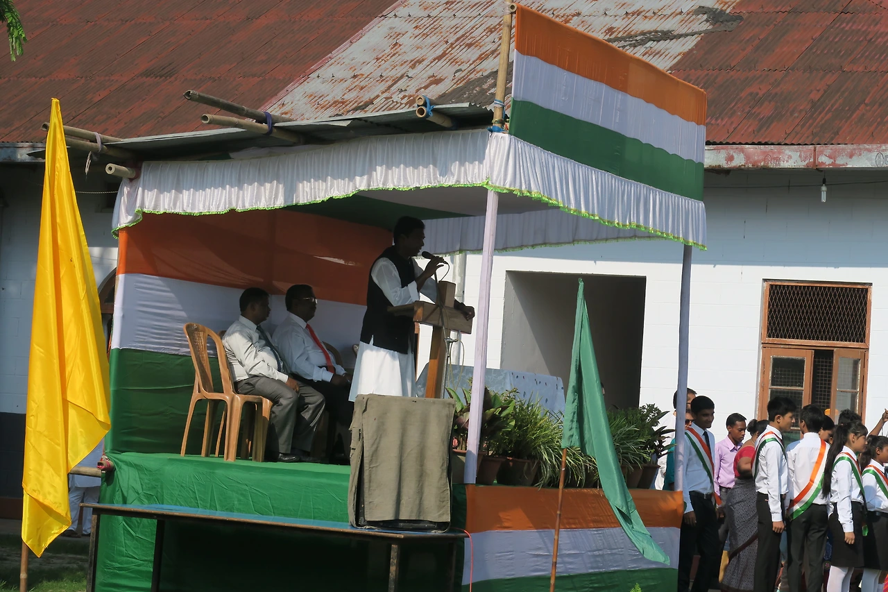 (독립 기념일 행사를 시작하는 교감선생님).JPG