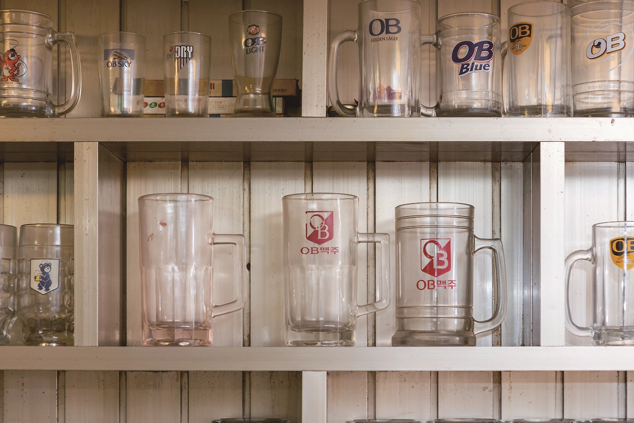 [크기변환]_O7A8821_오랜 세월 다양한 디자인의 OB 맥주잔.JPG