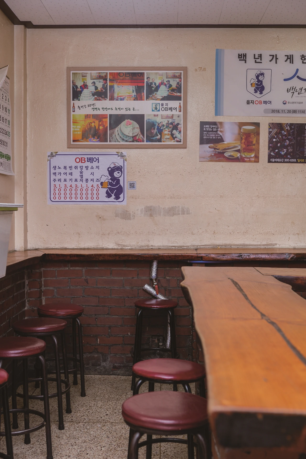 [크기변환]_O7A8892_작은 공간에 여럿이 앉기 위한 좁은 테이블 활용.JPG