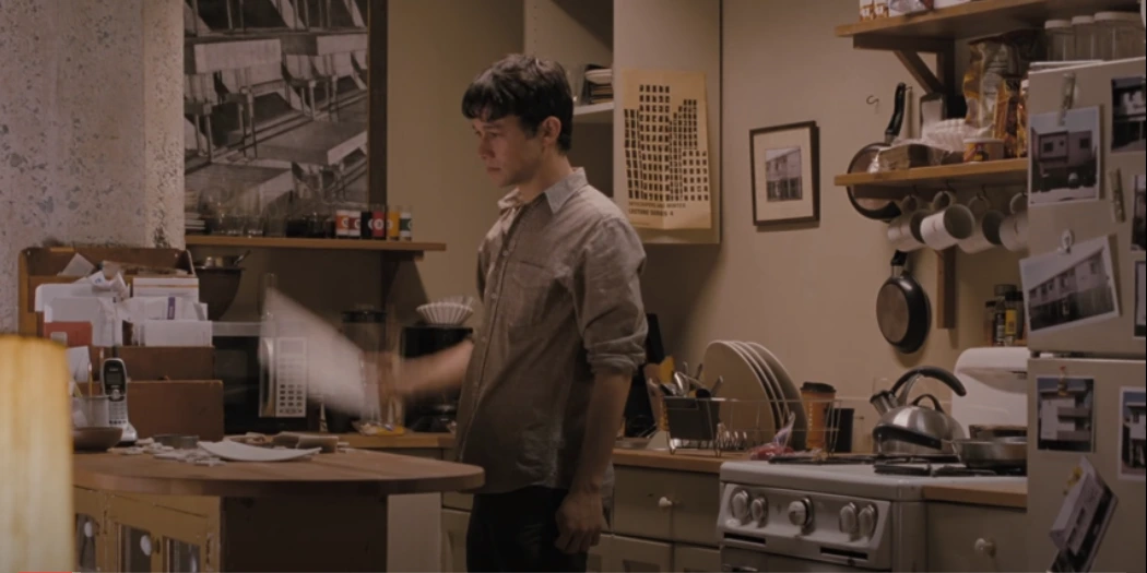 주인공 토마스 한센이 썸머와 이별 후 집에서 접시를 깨고 있다..PNG