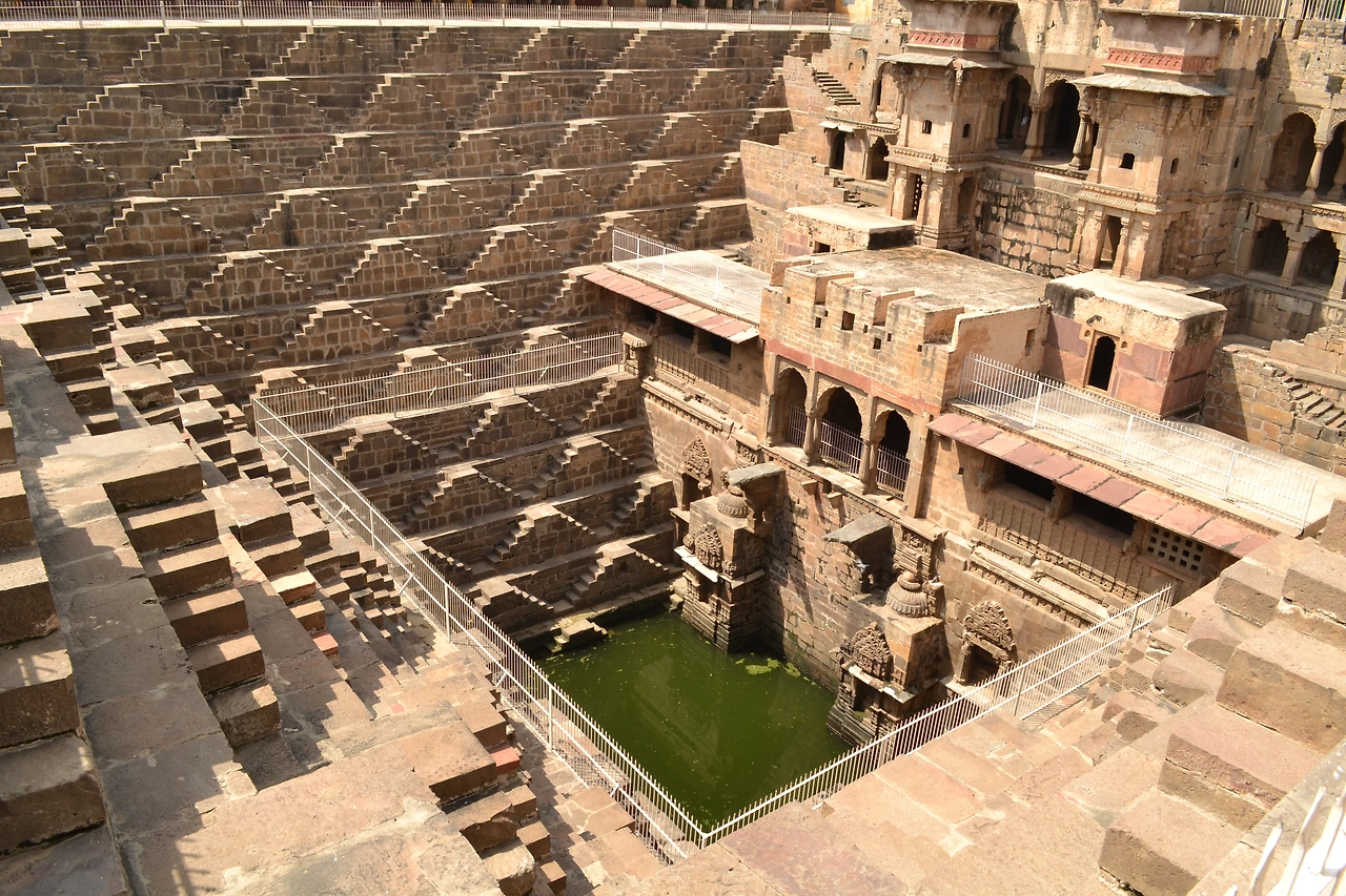 Chand_Baori_(Step-well)_at_Abhaneri.JPG