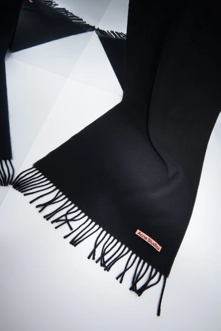 CA0086-900_PLP_man-holiday-gifts.jpg?type=w1200