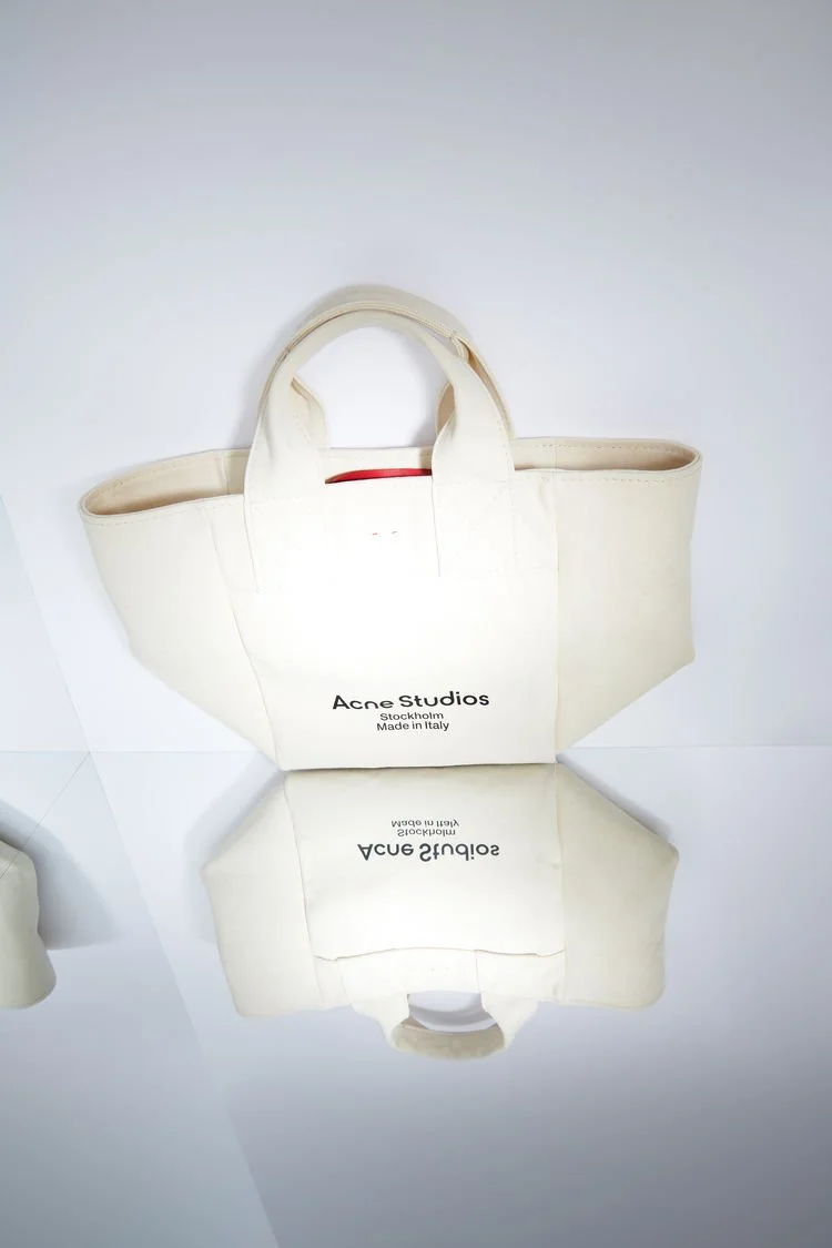 C10057-AEK_PLP_man-holiday-gifts.jpg?type=w1200