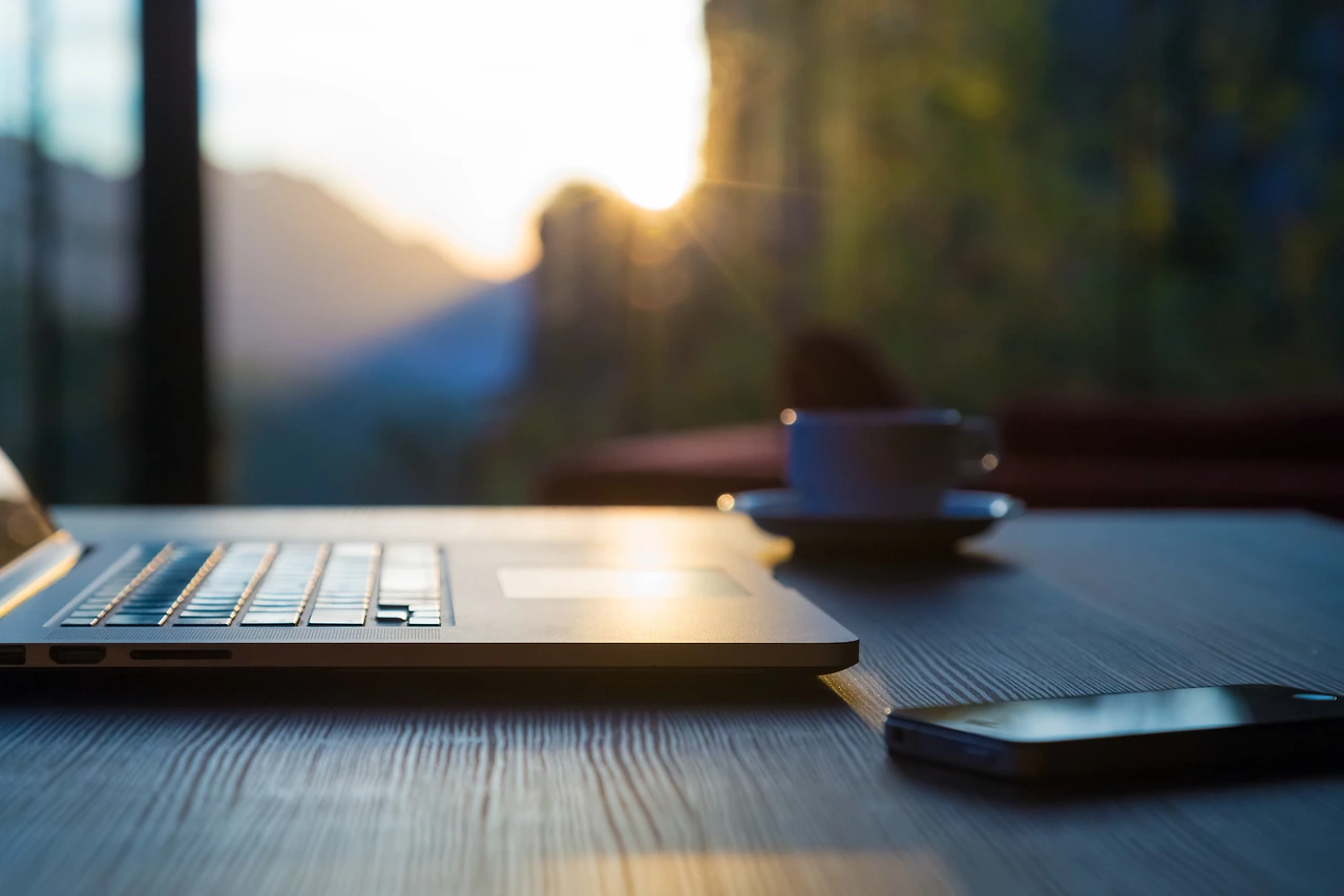 그림 8. 프리랜서는 어디서나 일 할 수 있고 언제고 원할 때 쉴 수 있다.jpeg