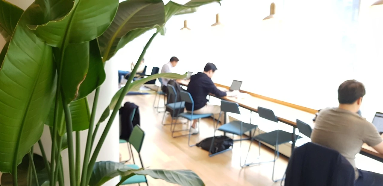 그림 7. 스타트업에서 근무 중인 직원들 복사본.jpeg