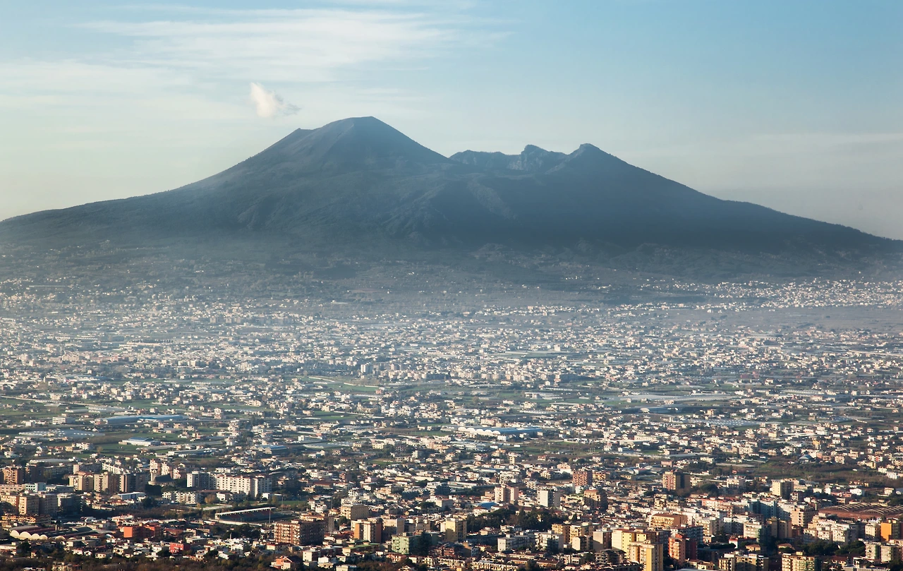 vesuvius-volcano-in-naples-italy-23J4XPK.JPG