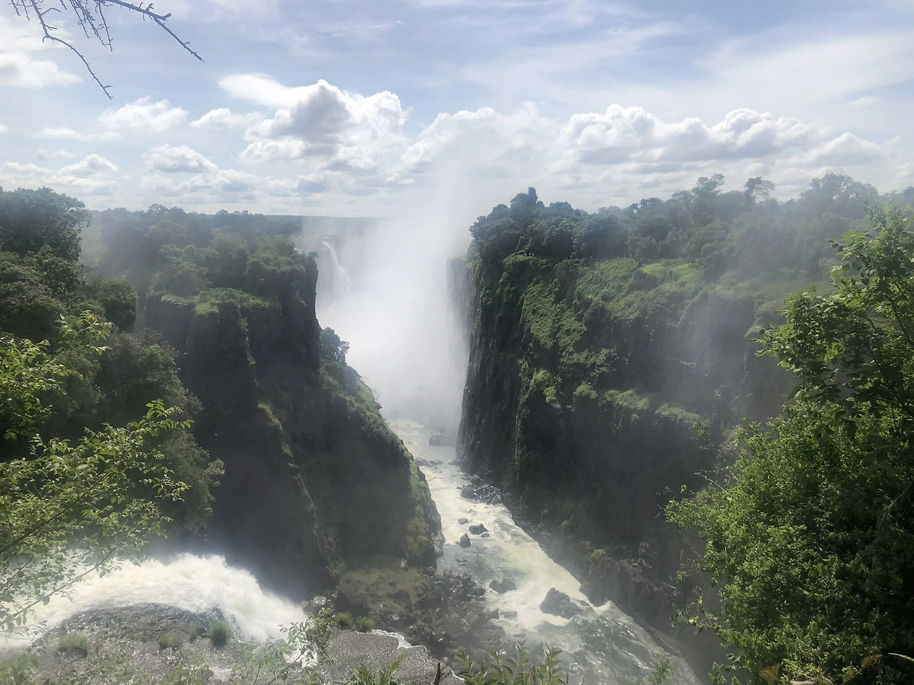 사진5-마치 연기처럼 안개가 피어오르는 빅토리아 폭포.jpeg