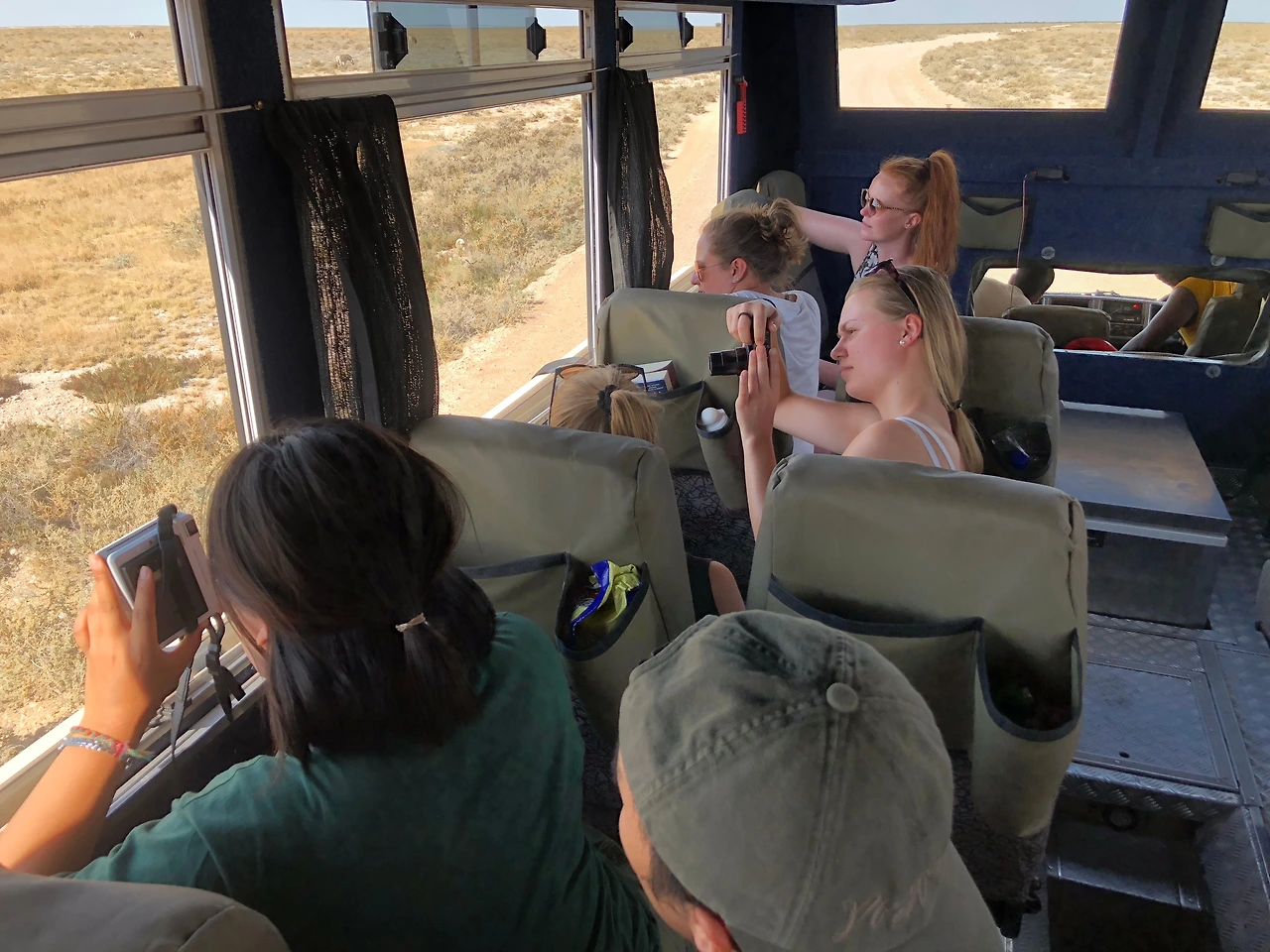 사진4-바깥 풍경을 볼 수 있도록 넓은 창문이 달린 트럭.JPG