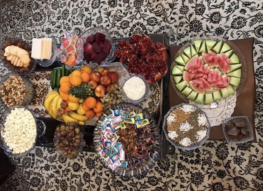 2. 이란. 동짓날(Yalda) 저녁 상차림. 붉은 색 과일과 견과류, 달콤한 디저트로 차려진 상..jpeg