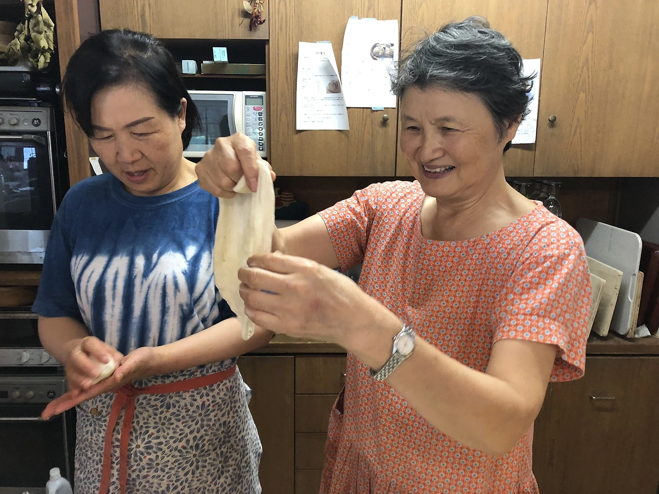 5-1. 빵을 가르쳐주시는 할머니.jpeg