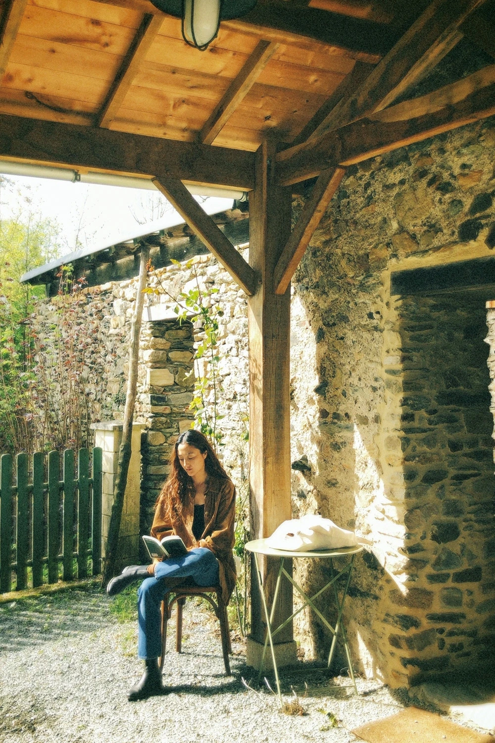 좋아하는 자리에 앉아 책을 읽는다.JPG