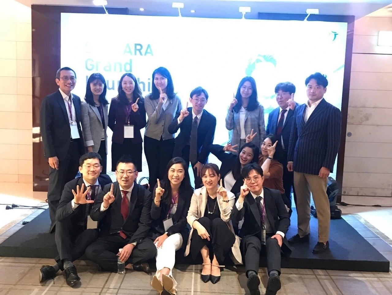 싱가포르에서 동료들과.JPG