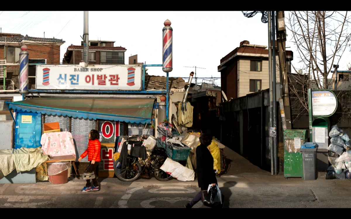 %EC%A0%95%EC%97%B0%EB%91%90%2C_%EA%B8%B0%EC%96%B5%EC%9D%80_%EC%A7%91%EA%B3%BC_%ED%95%A8%EA%BB%98_%EC%9E%90%EB%9E%80%EB%8B%A4%2C_UHD_single_channel_video_with_sound%2C_00_13_05%2C_2016_%282%29.png?type=w1200