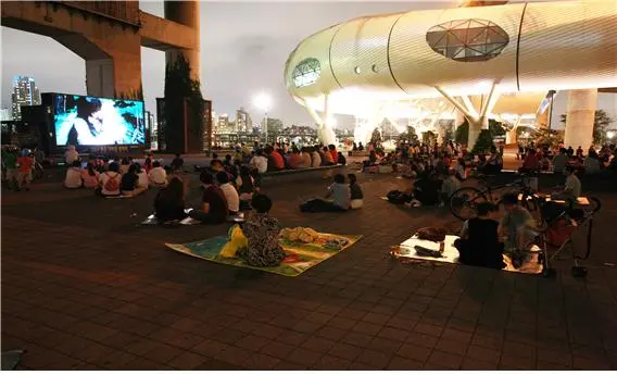 다리 밑 영화제.jpg