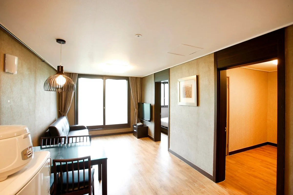 ext-FG8286571.jpg?type=w1200