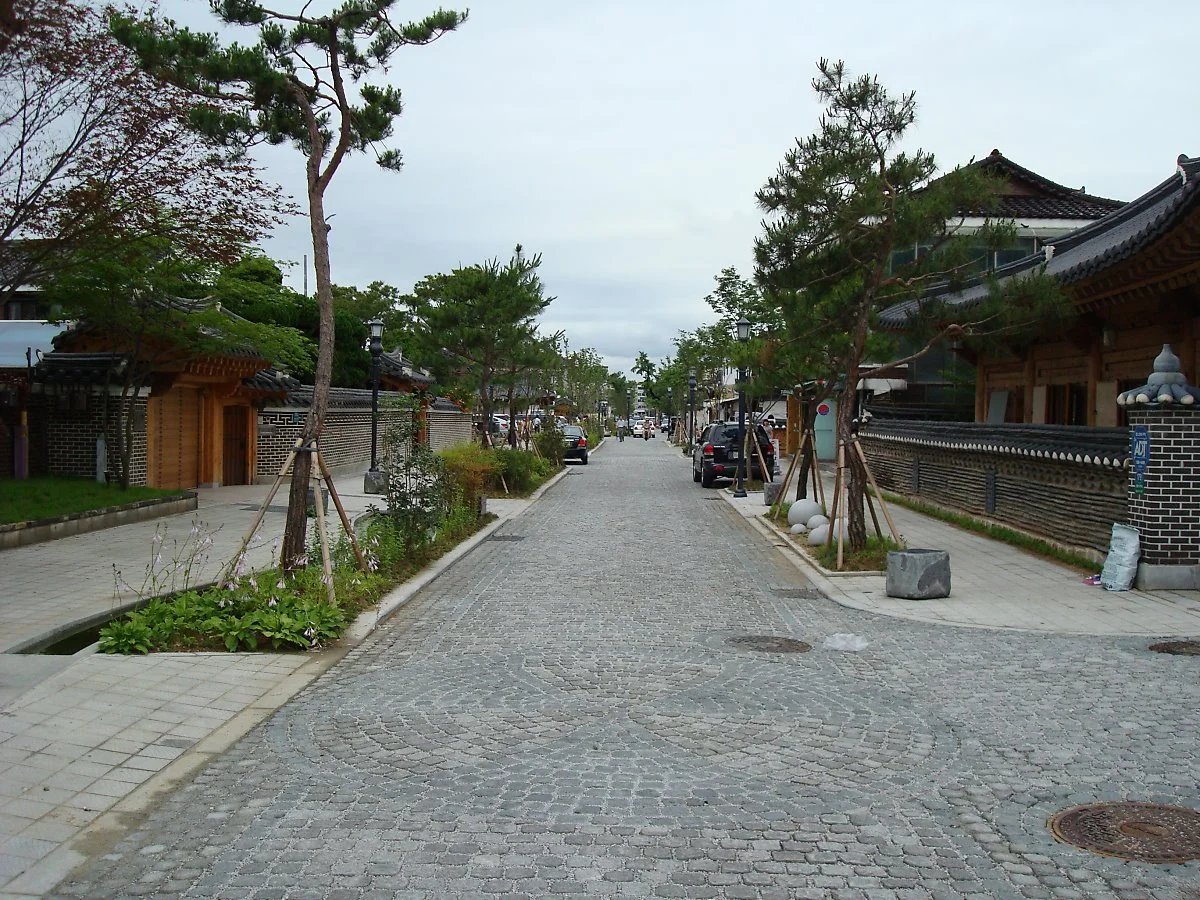 JeonjuHanokVillageGinkoStreet.jpeg
