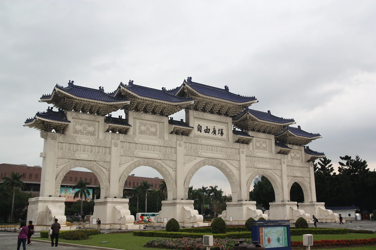 중정기념관 앞 자유광장.jpg