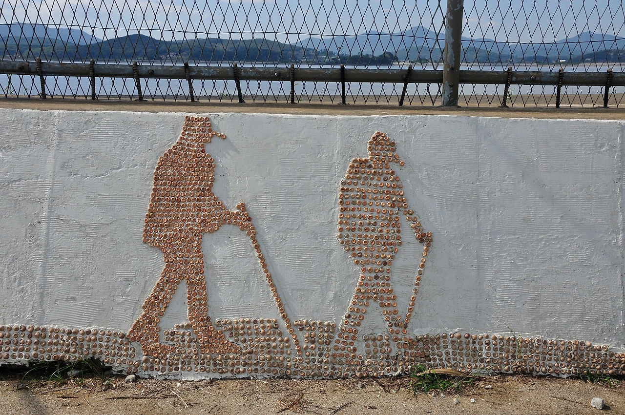 5-4.철책선아래 그려진 벽화 조형물.JPG