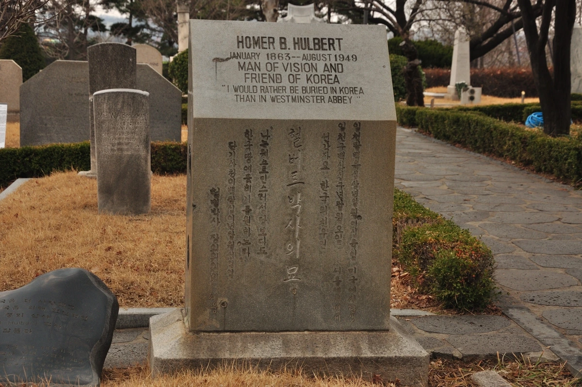 이미지 16_선교사묘지비석.JPG