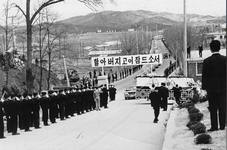 유일한의 죽음을 기리는 유한중고등학교 학생들.PNG