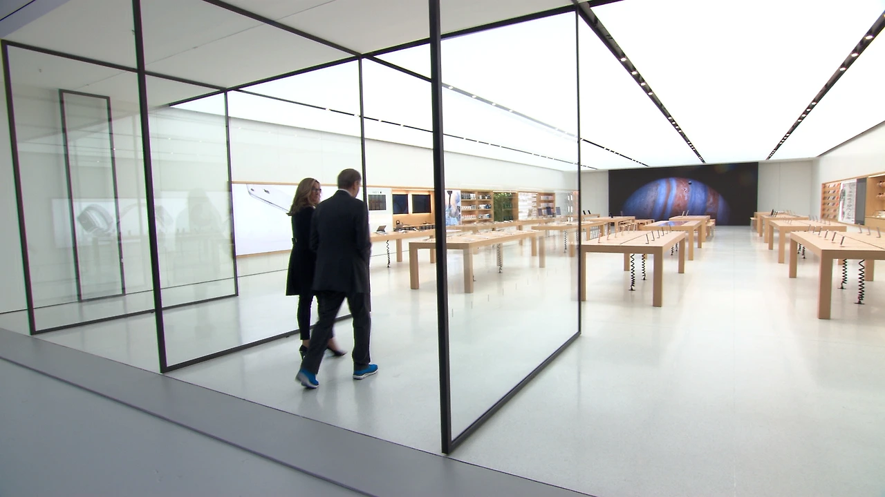 60-minutes-ahrendts-mock-store.jpeg