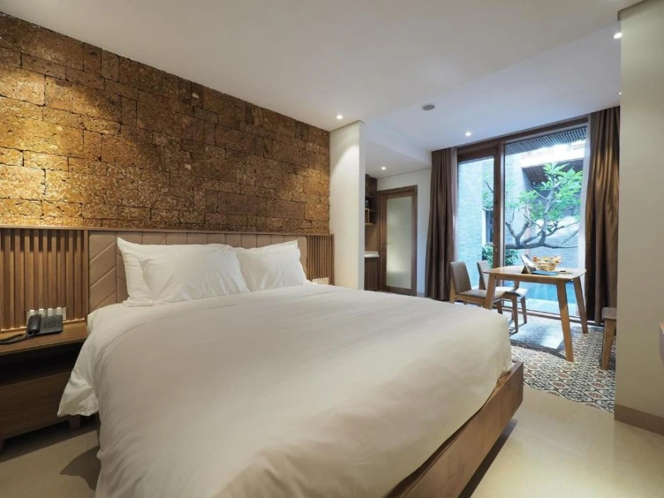 Studiio_Poolside.jpg?type=w1