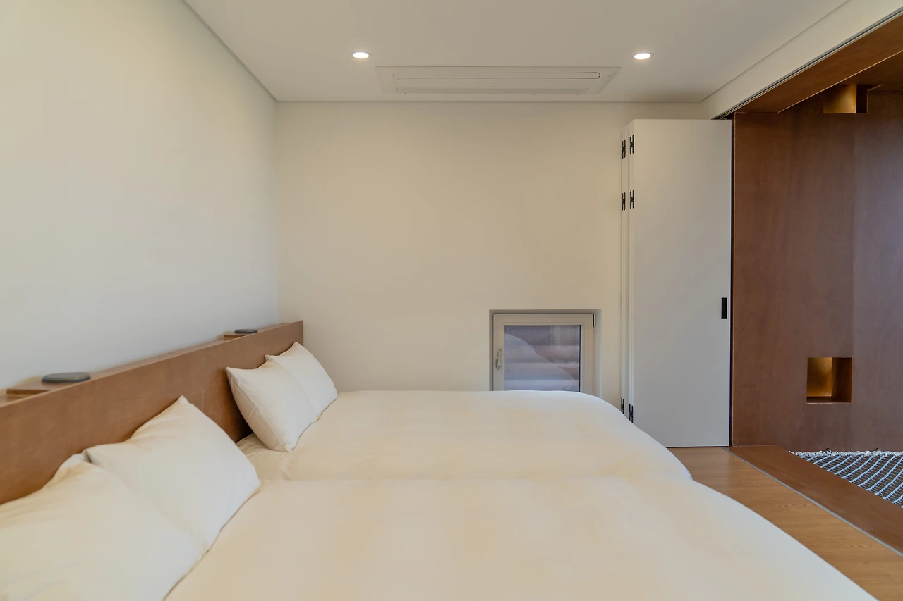 해먹 앞 침대 (2).JPG