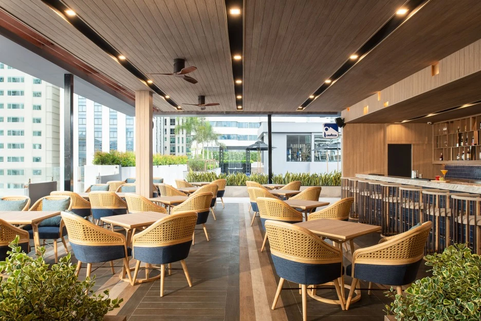 Bar__Outdoor_seating_01.jpg?type=w1