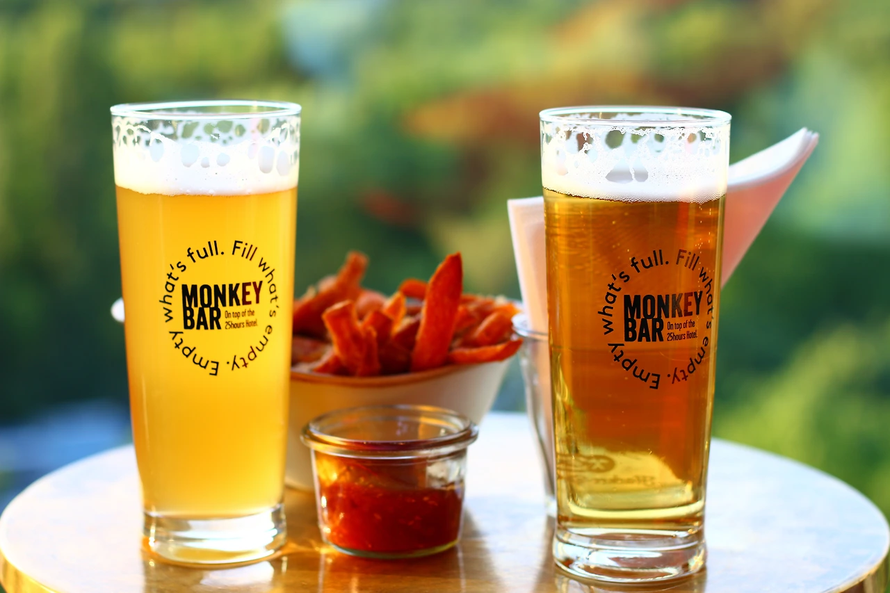 21 동물원을 내려다보며 베를린 맥주와 고구마튀김.JPG