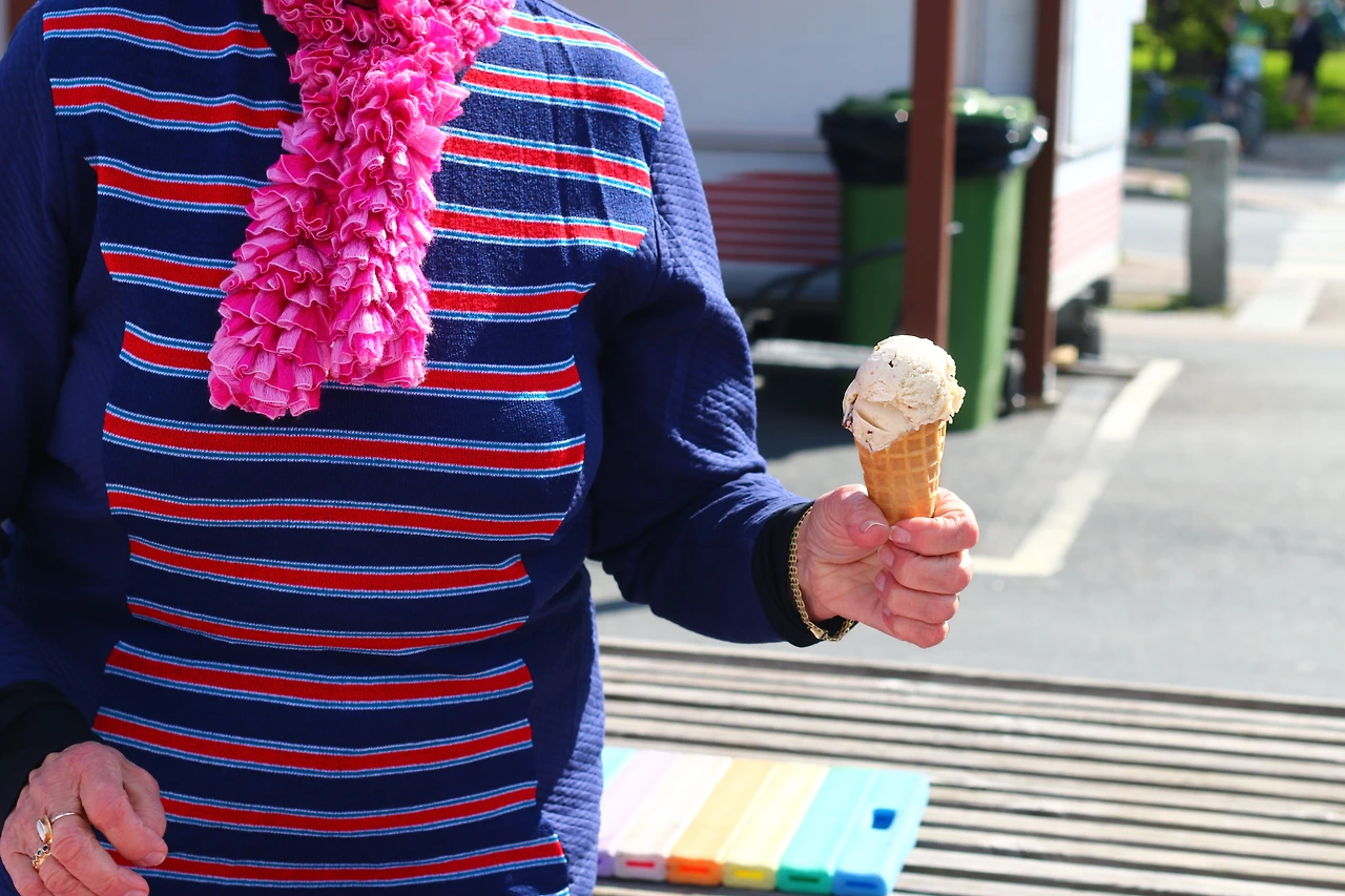 37 -  주말시장에서 아이스크림을 사 먹는 노부인.JPG