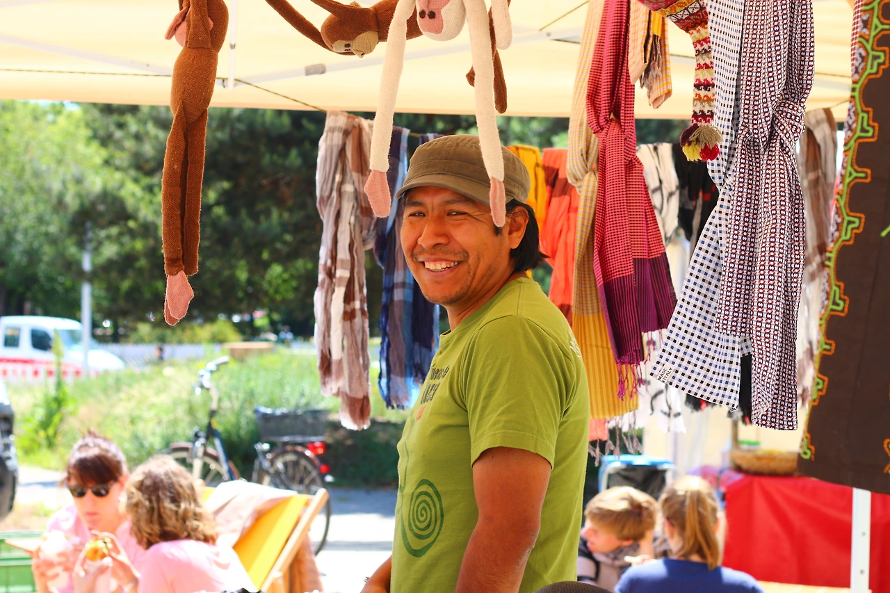 25 베를린 주말시장의 상인.JPG