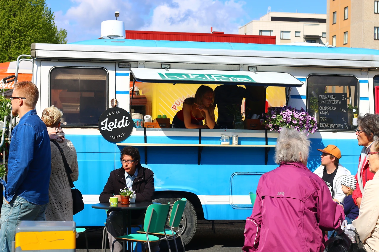 38 - 주말 시장의 예쁜 바리스타와 따스한 오전을 즐기는 사람들.JPG