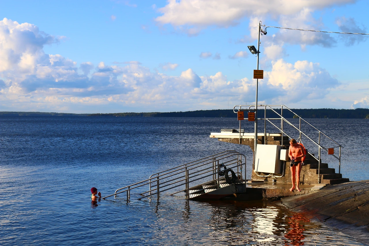 27 -  탐페레 호수 다이빙과 사우나를 즐기는 사람들.JPG