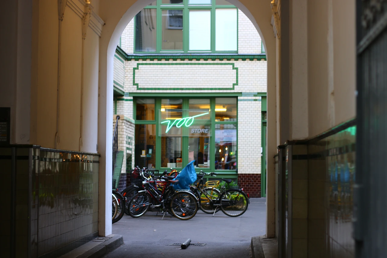 32 베를린 골목 속 가게 .JPG