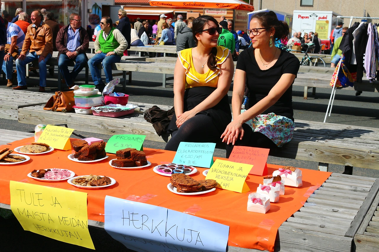 40 -  시장에 직접 구운 베이커리를 파는 사람들.JPG