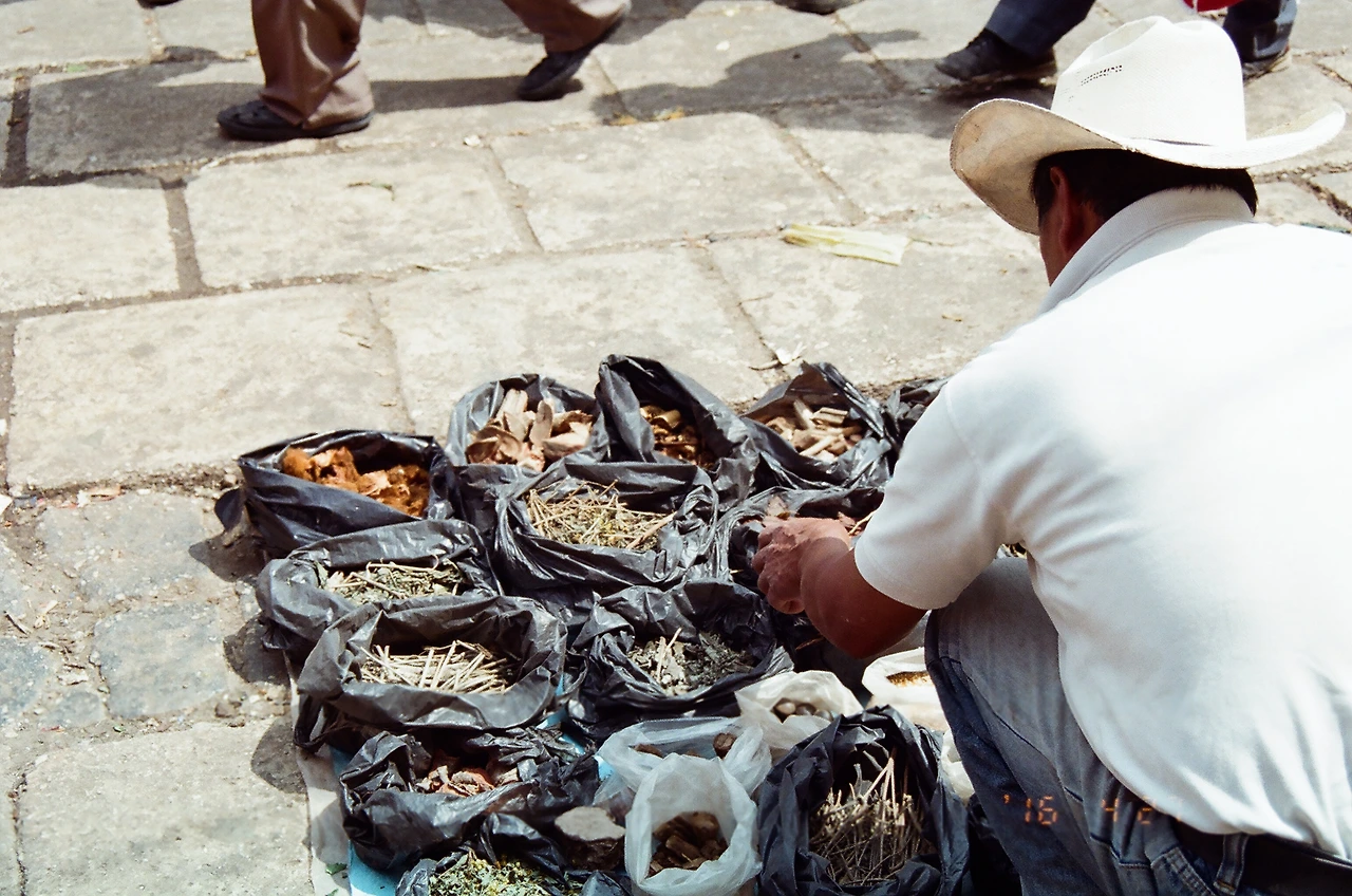 산크리스토발 시장의 나물파는 아저씨.JPG