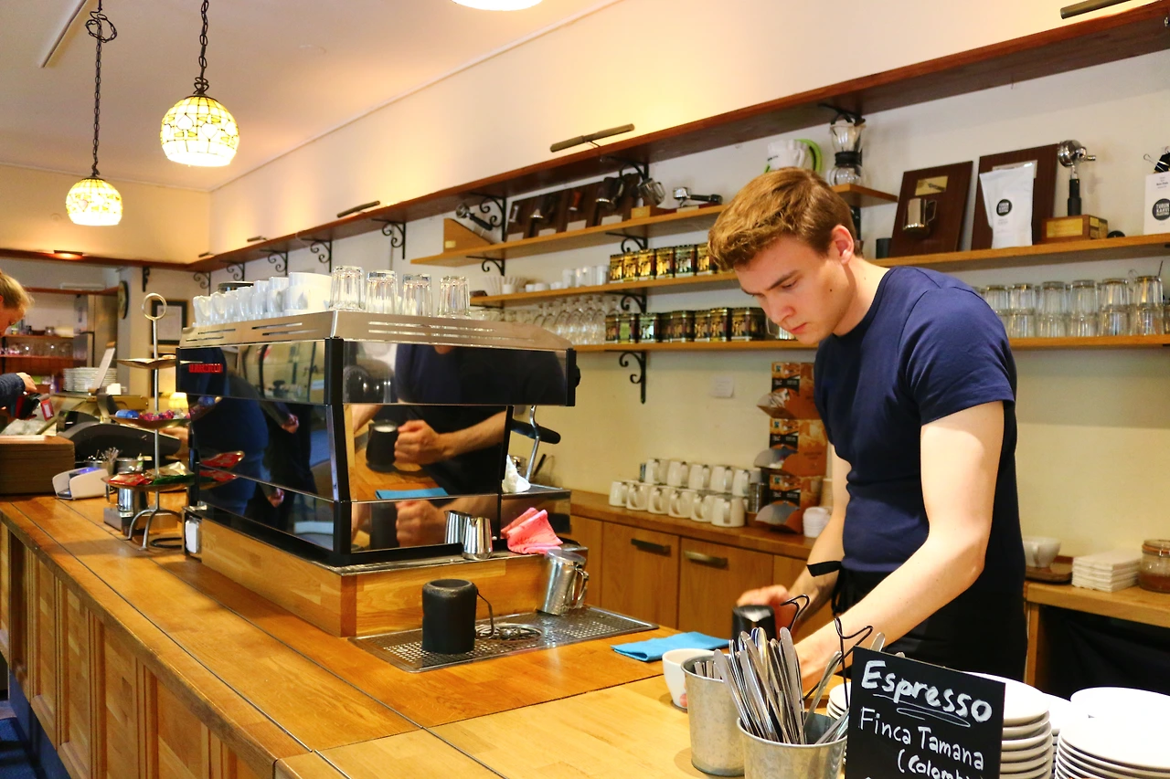 89 - 투르쿠 카페의 바리스타.JPG