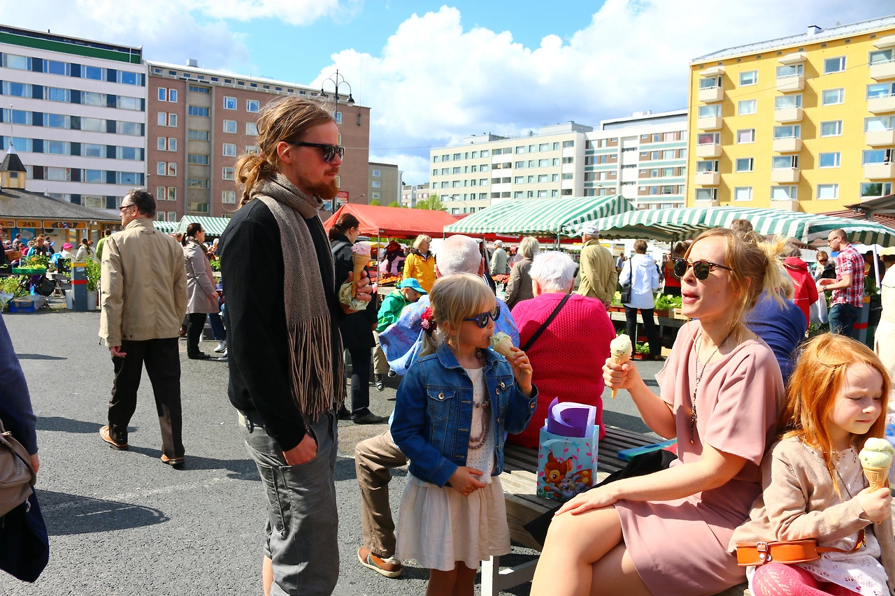 43 -  주말 시장에서 아이스크림을 즐기는 가족.JPG