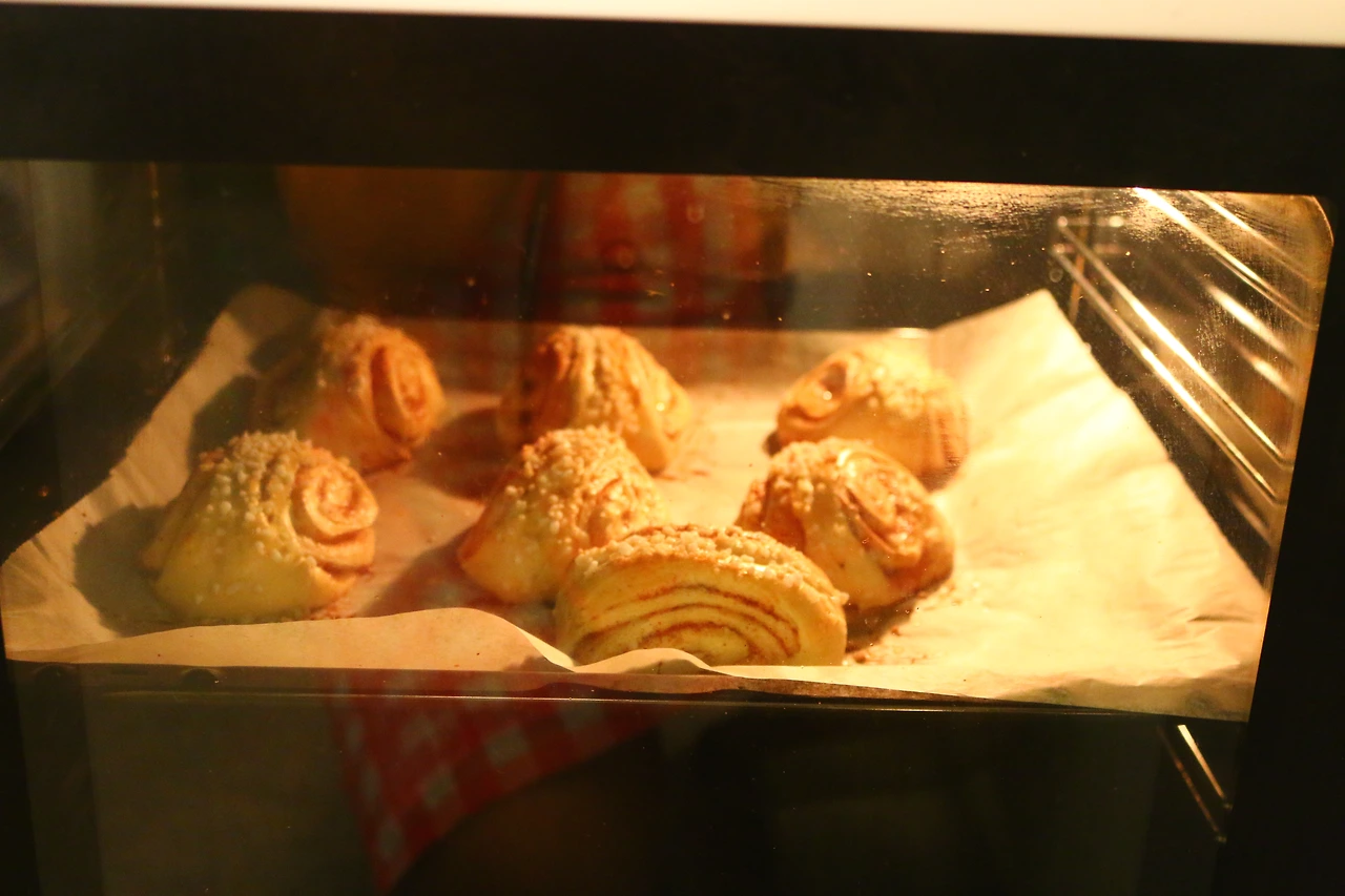 33- 구워지는 시나몬롤.JPG