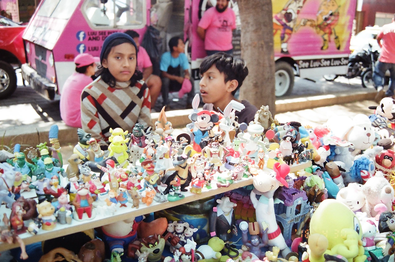 와하까 시장의 장난감 파는 어린이들.JPG