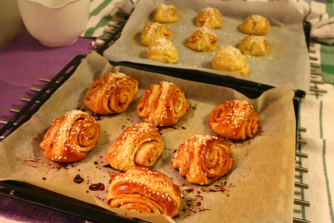 34 -  완성되어 식혀지는 시나몬롤.JPG