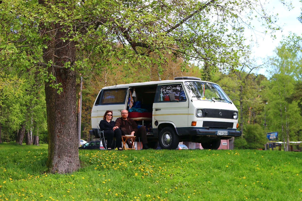 49 - 퓌니키 타워 옆 공원에서 호수를 바라보는 캠핑카족 노부부.JPG